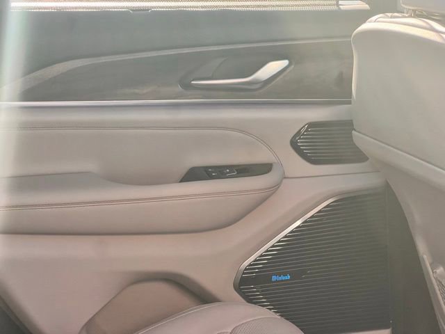 Used 2022 Jeep Grand Cherokee Overland w/ Advanced Protech Group III image 56