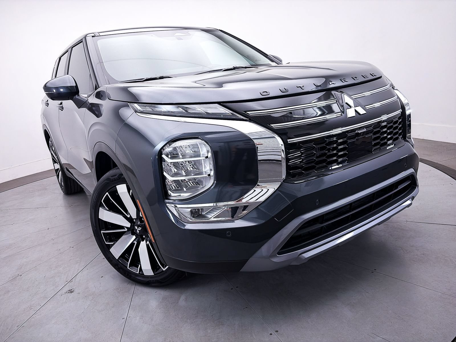 Used 2026 Mitsubishi Outlander SE FWD image 3