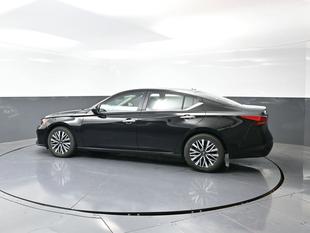 Used 2024 Nissan Altima 2.5 SV image 11