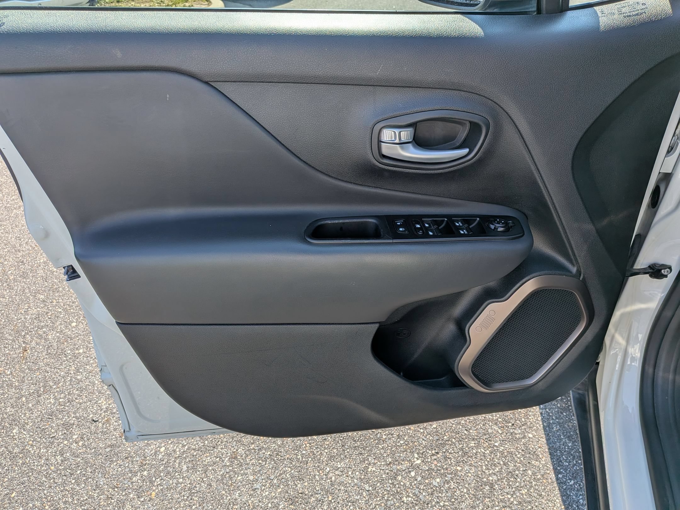 Used 2023 Jeep Renegade Latitude AWD/4WD image 11