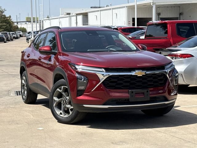 Used 2025 Chevrolet Trax LT FWD image 2