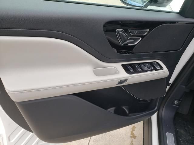 New 2026 Lincoln Aviator AWD image 13