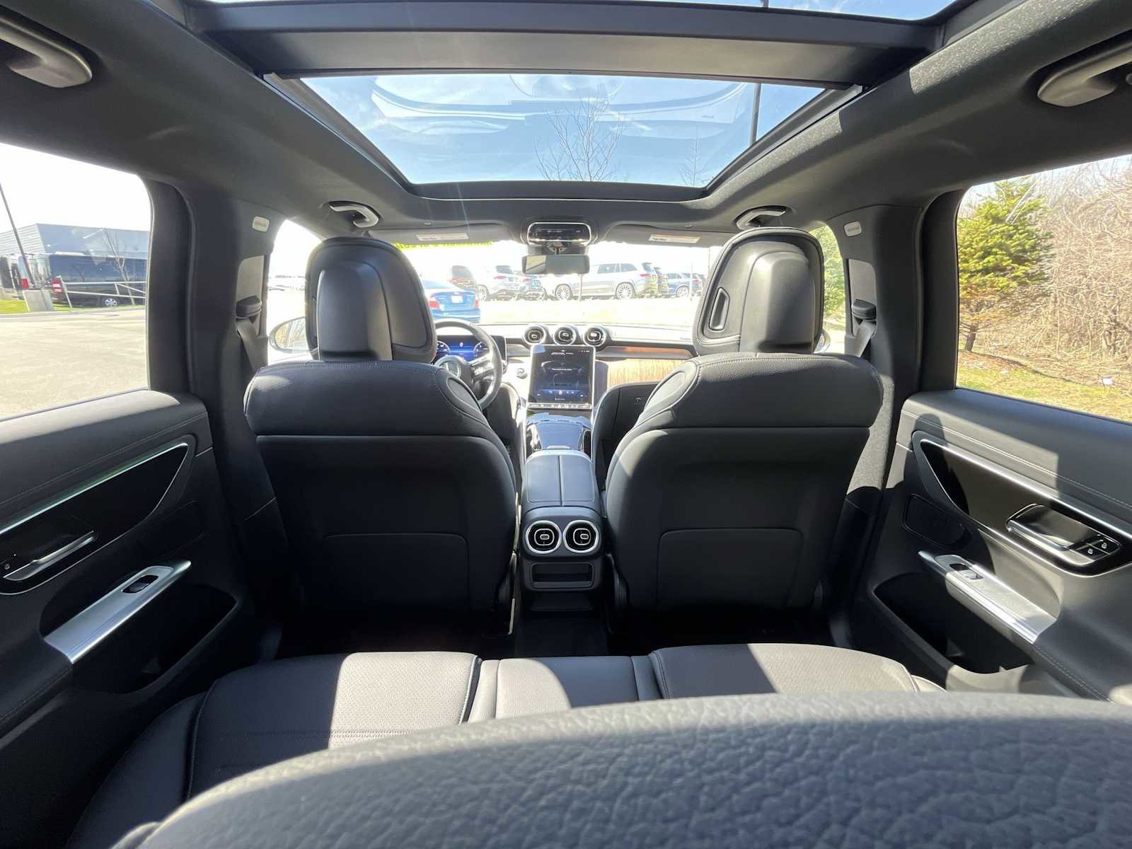 Used 2025 Mercedes-Benz GLC 300 4MATIC image 12