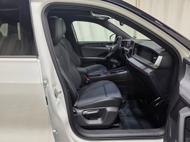 Certified 2025 Volkswagen Tiguan SE R-Line image 34