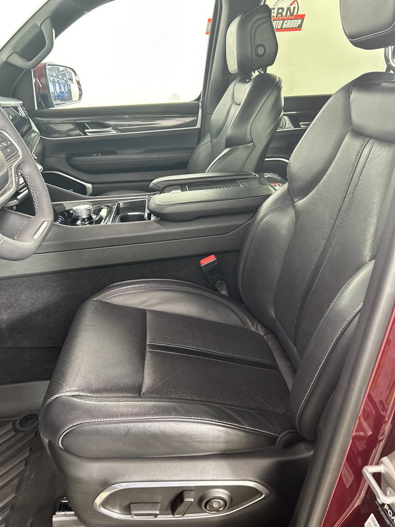 Used 2022 Jeep Wagoneer Series II AWD/4WD image 12