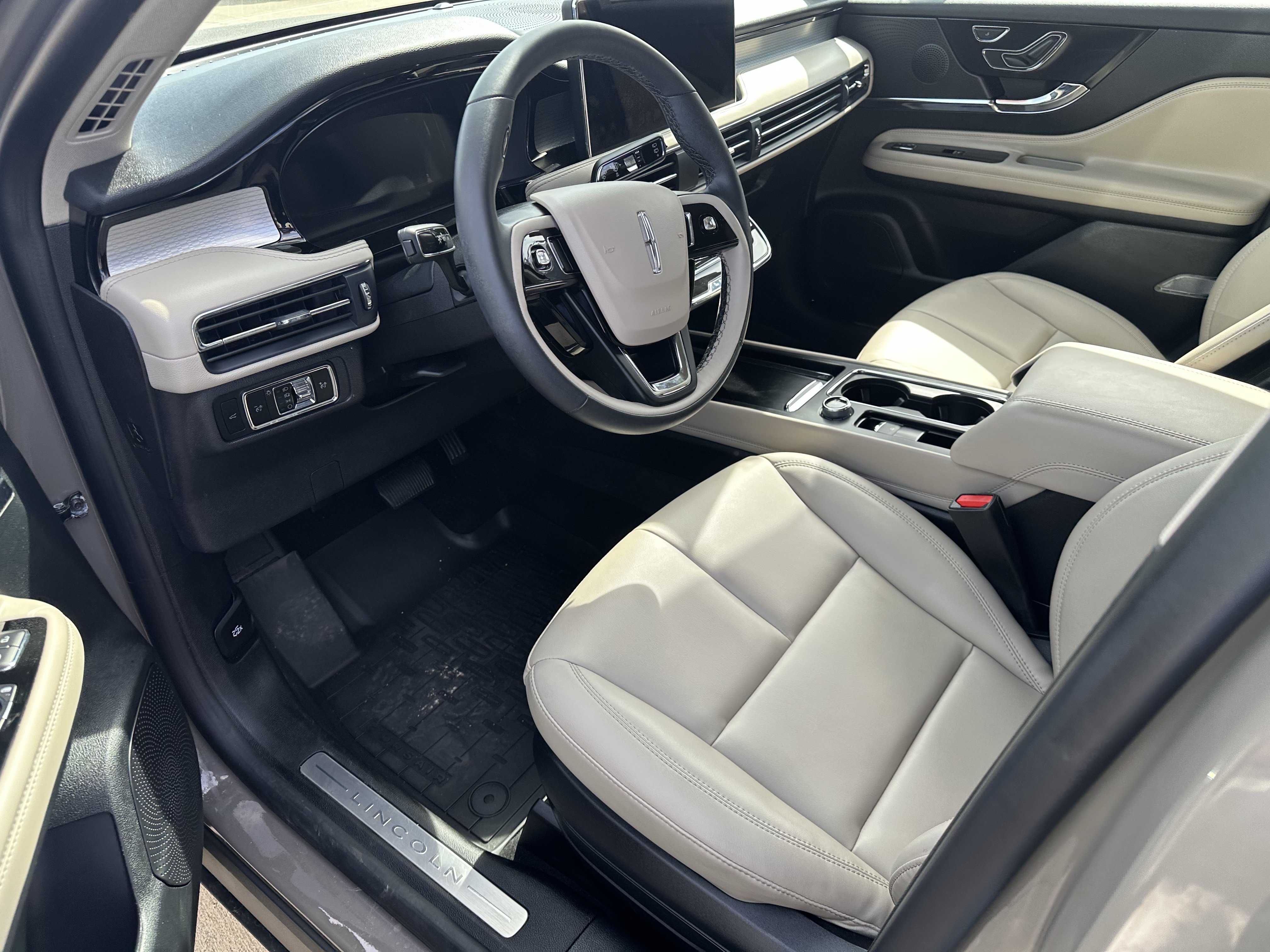 Used 2025 Lincoln Corsair AWD w/ Towing Package image 10