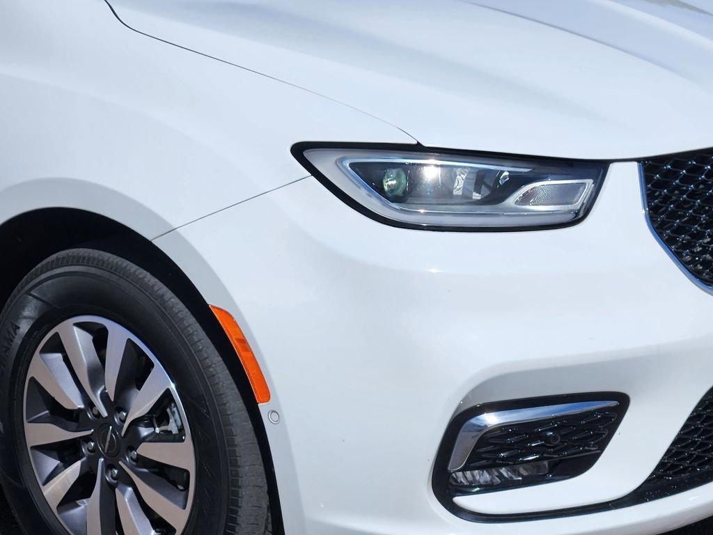 Used 2022 Chrysler Pacifica Touring-L w/ Uconnect Theater Family Group image 28