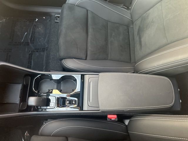 Used 2025 Volvo XC40 B5 Plus image 27