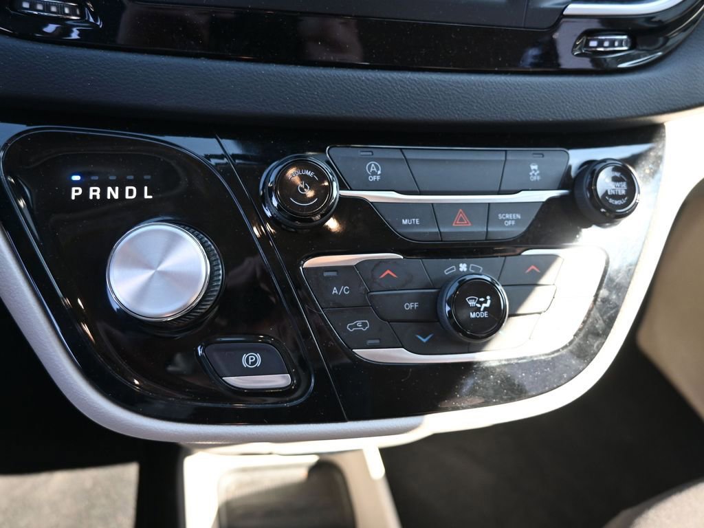 Used 2023 Chrysler Voyager LX image 19