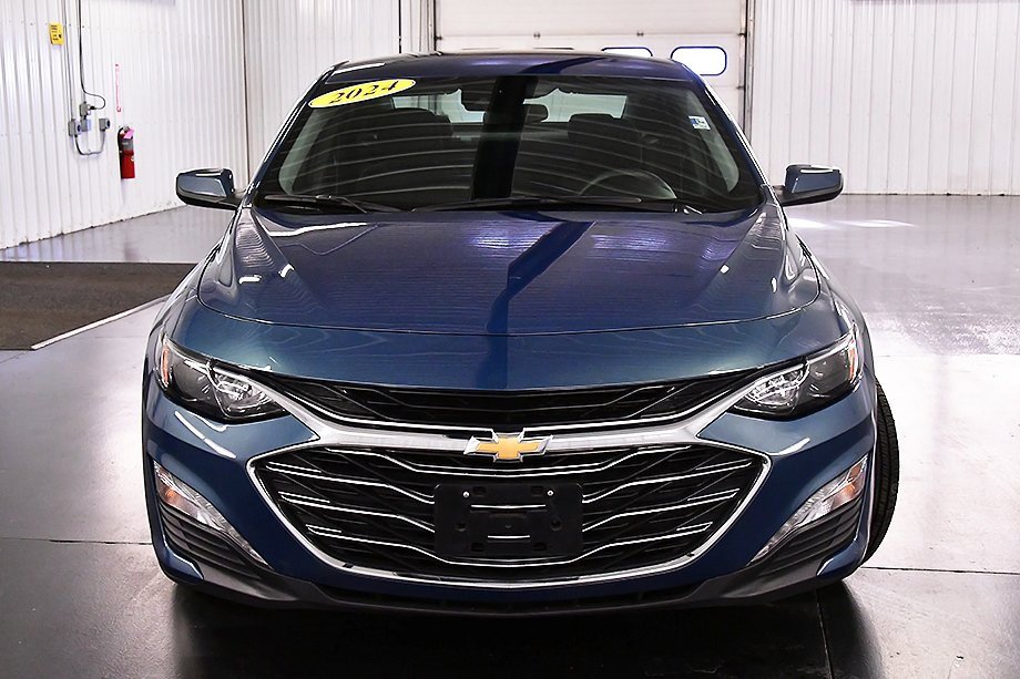 Used 2024 Chevrolet Malibu LT image 2