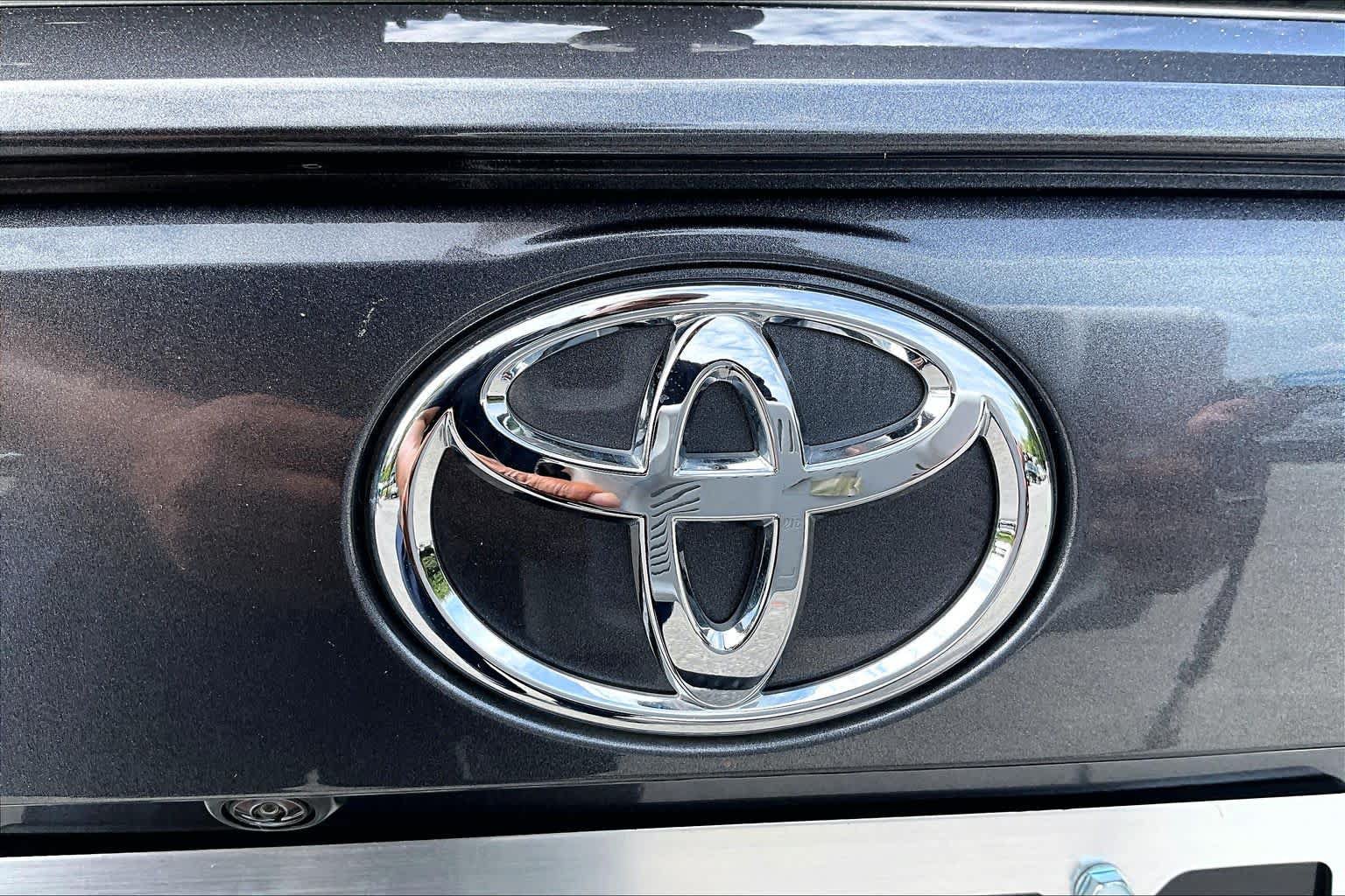 Used 2025 Toyota RAV4 XLE AWD/4WD image 30