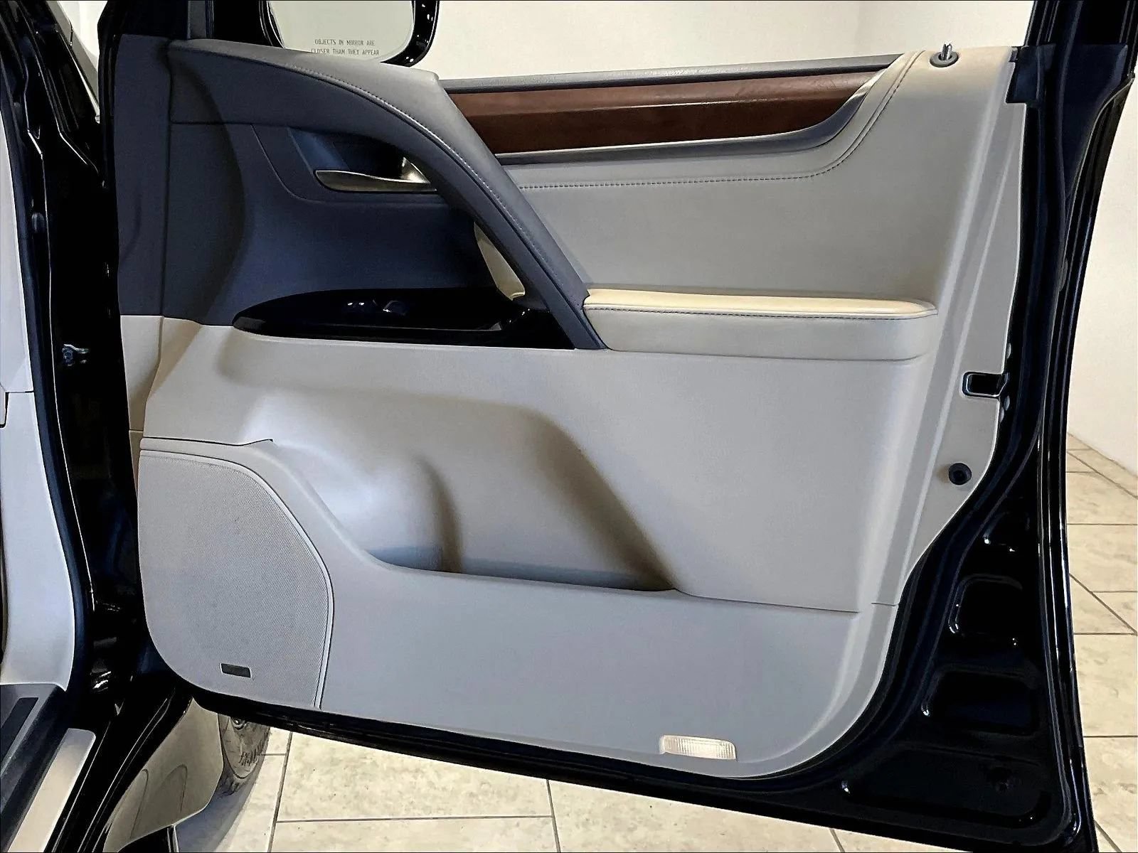 Used 2017 Lexus LX 570 4WD w/ Luxury Package image 19