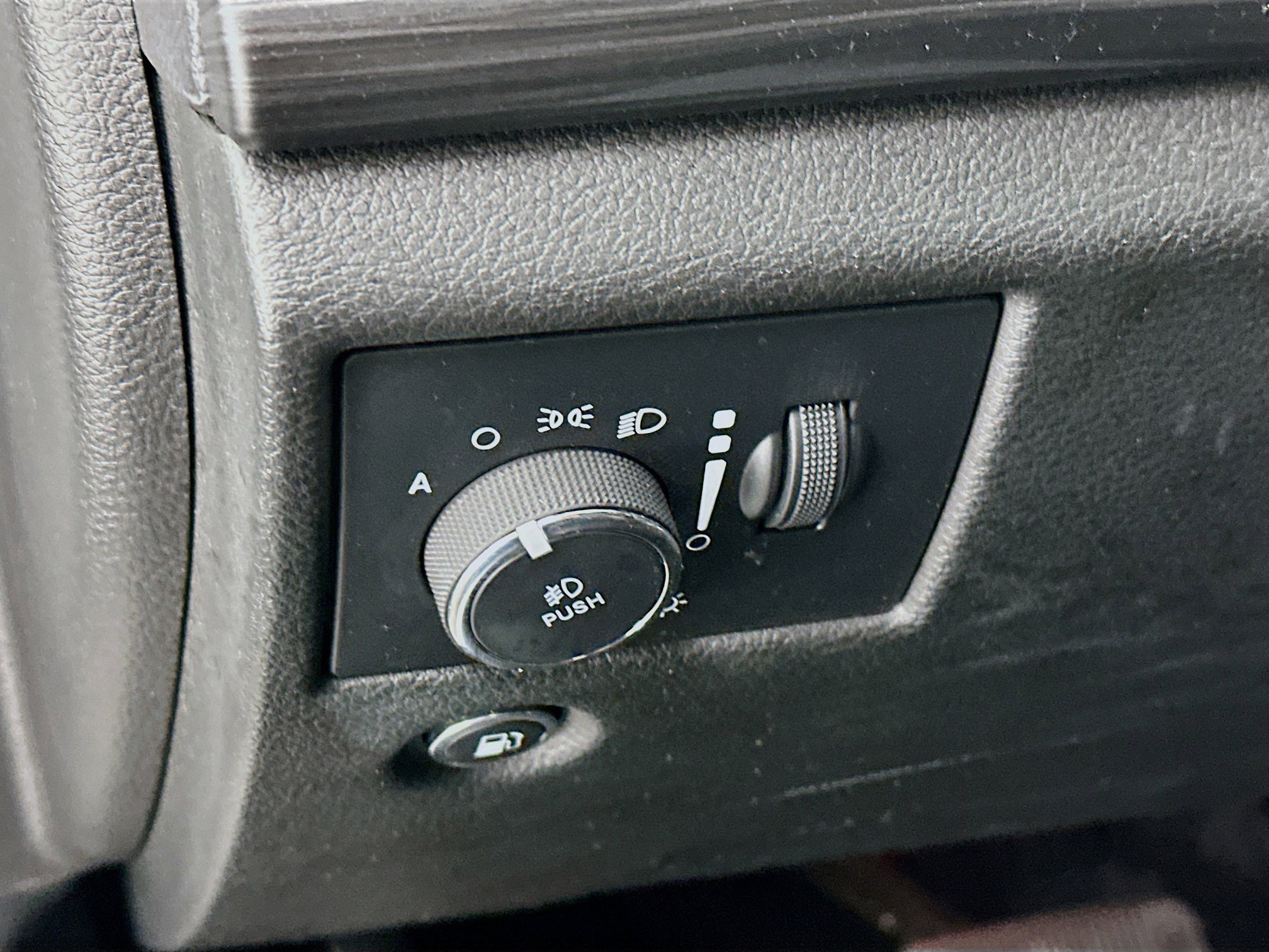 Used 2022 Jeep Grand Cherokee Laredo X image 17