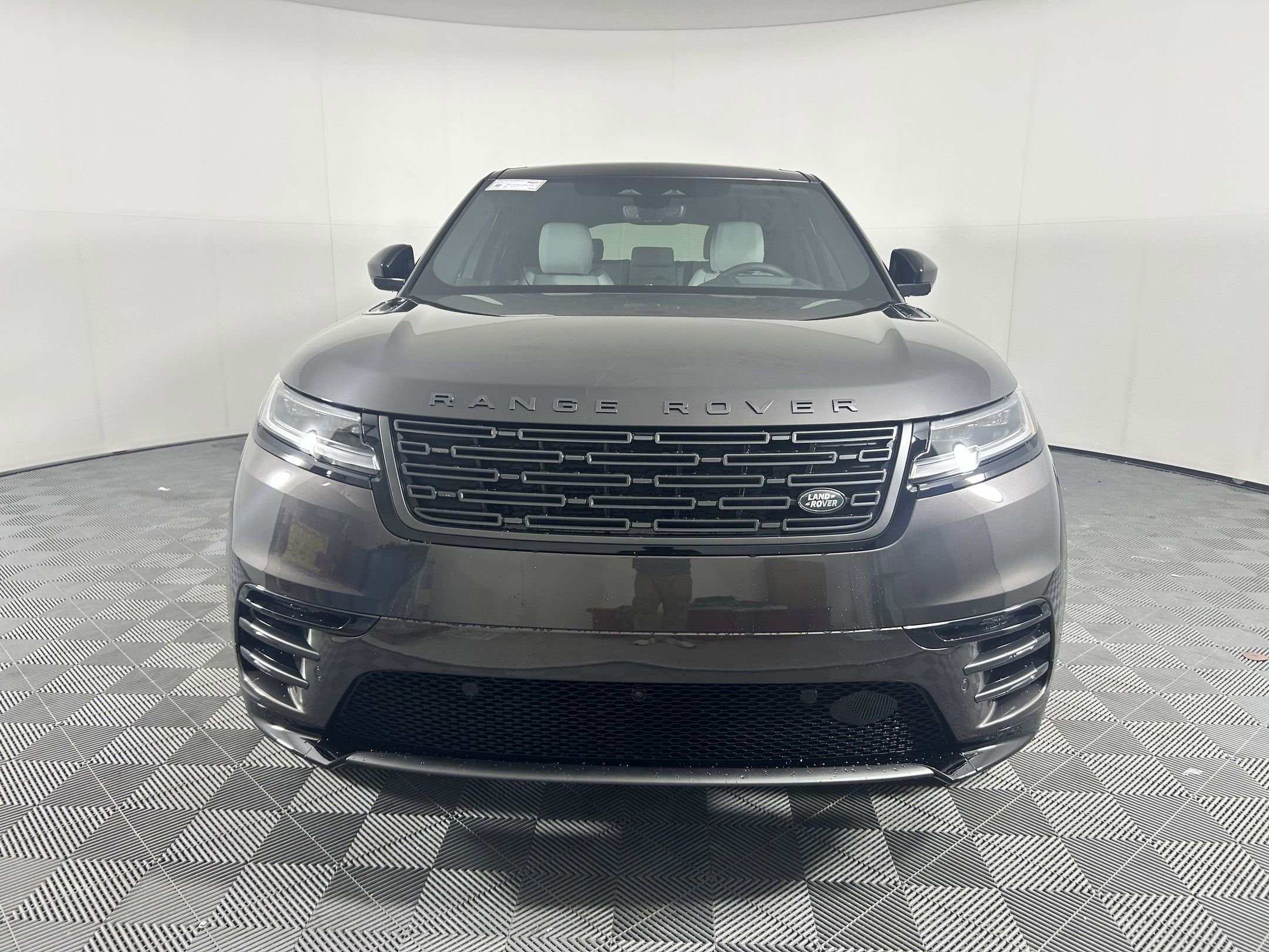 New 2026 Land Rover Range Rover Velar Dynamic SE image 4