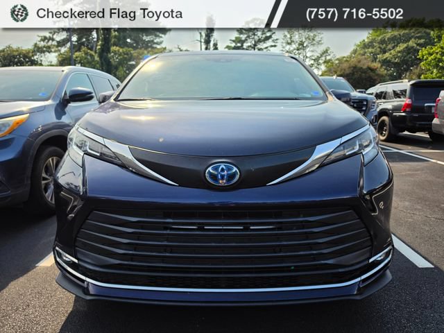 Used 2021 Toyota Sienna XLE w/ XLE Plus Package FWD image 2