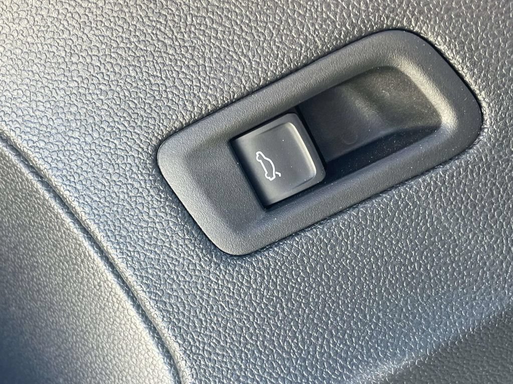 Certified 2025 Volkswagen Atlas SE FWD image 17
