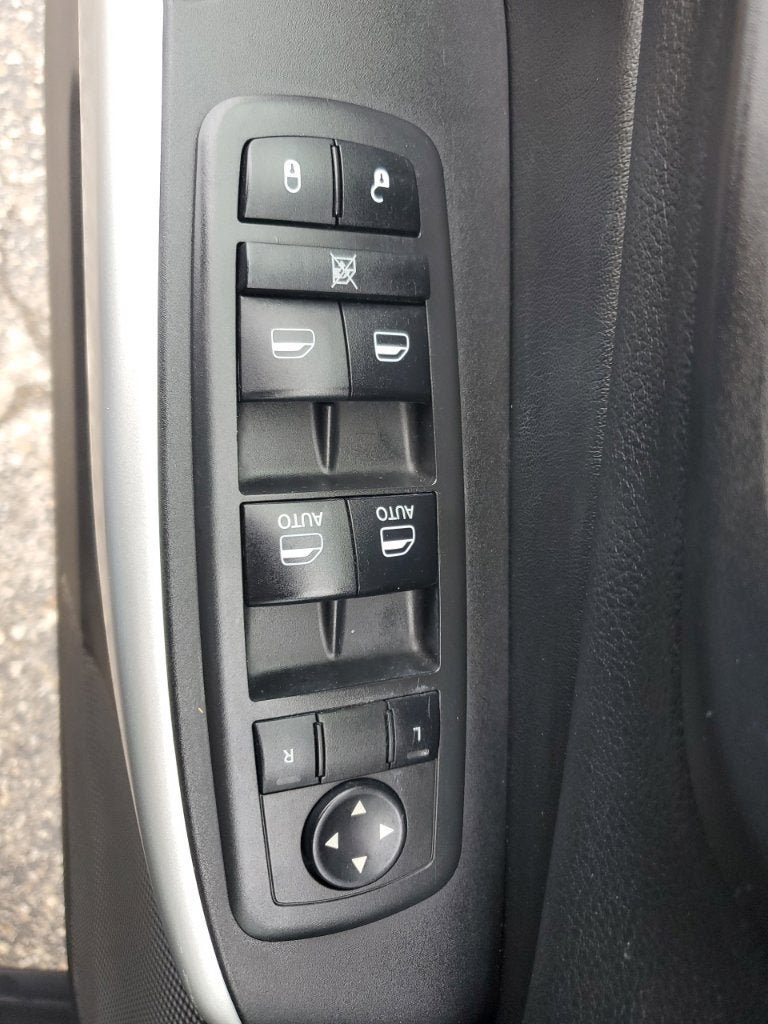 Used 2018 Jeep Cherokee Latitude Plus w/ Cold Weather Group AWD/4WD image 18