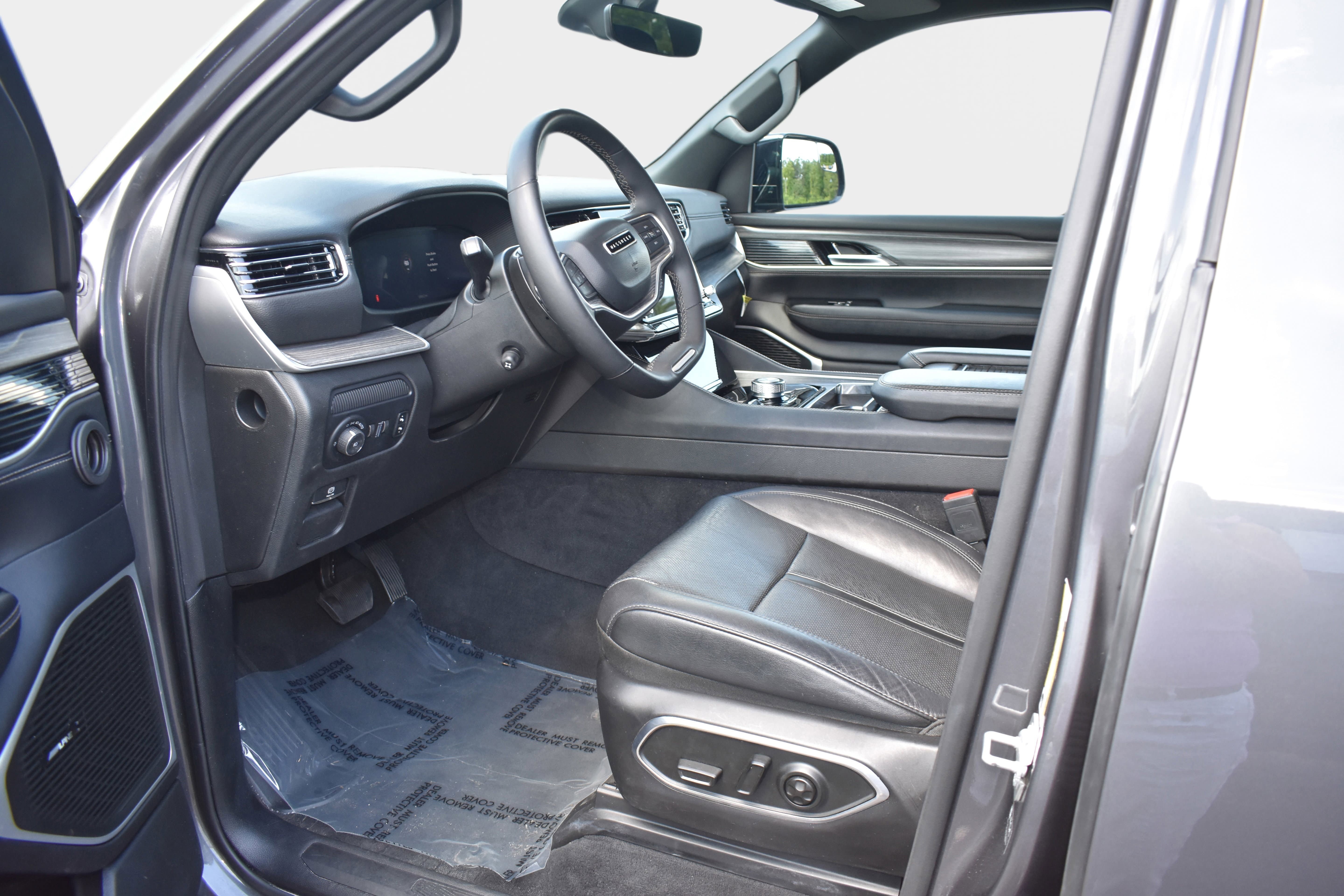 Used 2024 Jeep Wagoneer L Series II w/ Premium Group I AWD/4WD image 13