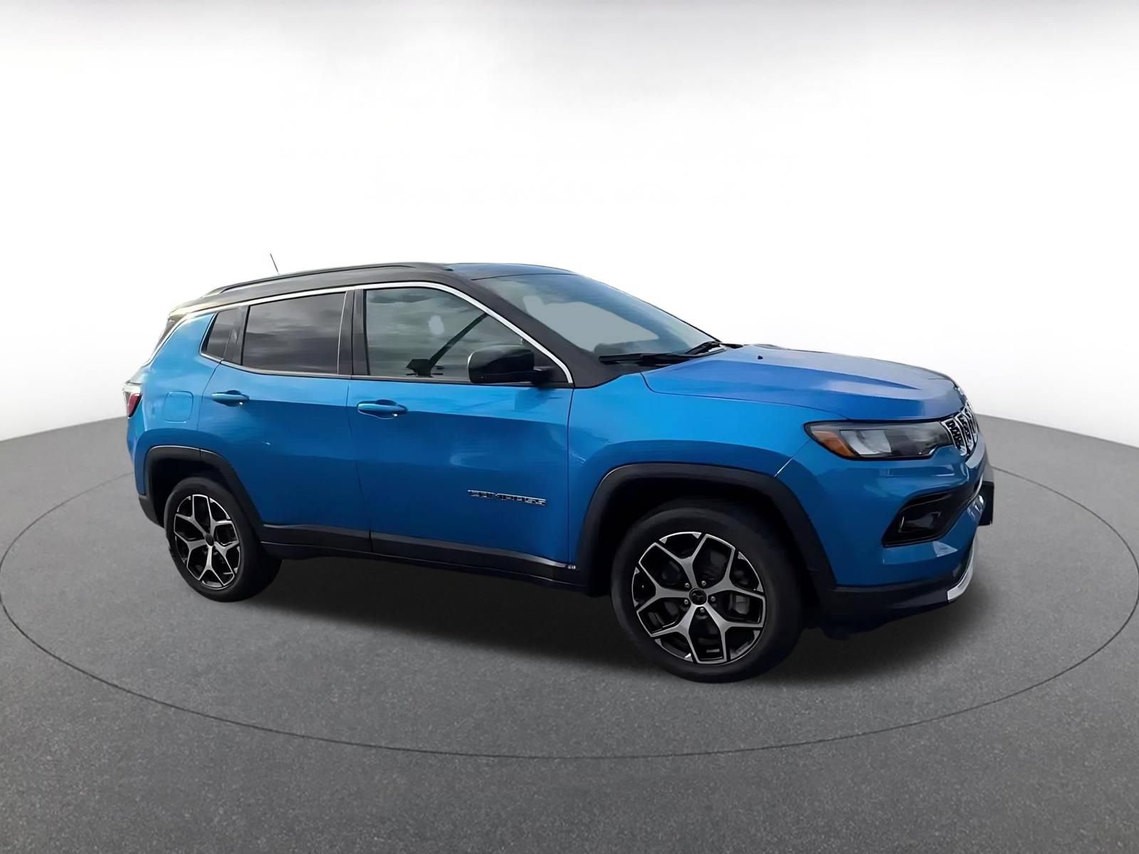 Used 2025 Jeep Compass Limited AWD/4WD image 2