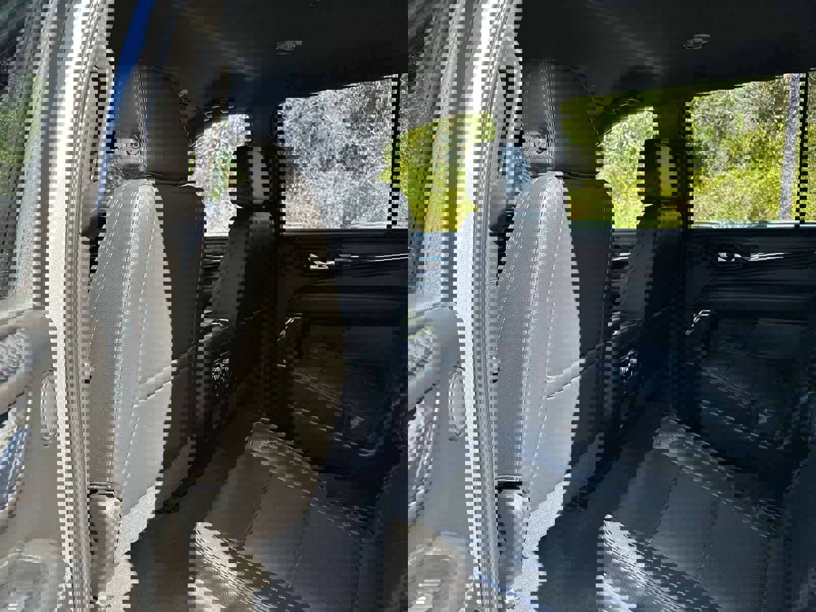 Used 2023 GMC Yukon XL Denali image 12