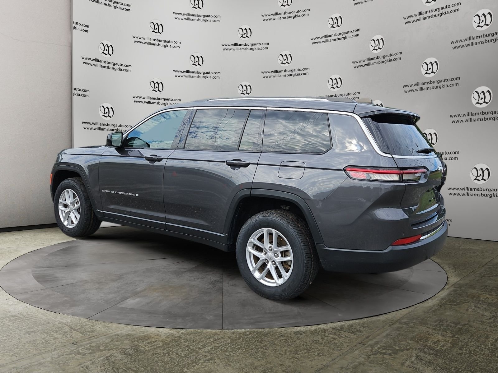 Used 2023 Jeep Grand Cherokee L Laredo RWD image 3