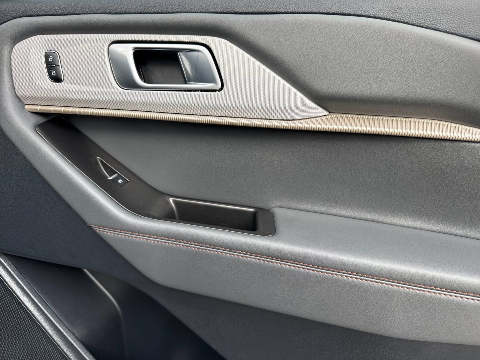 Used 2025 Ford Explorer Active w/ Active Comfort Package image 20