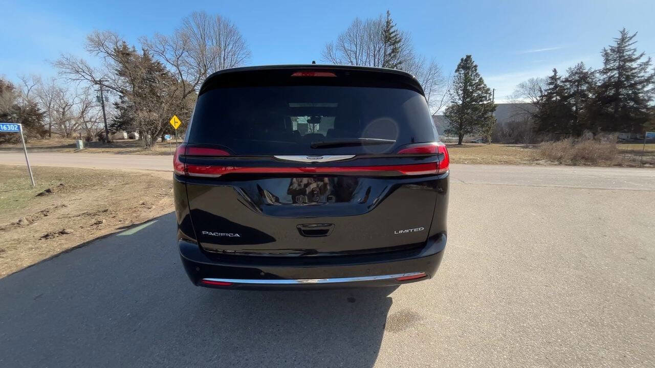 Used 2026 Chrysler Pacifica Limited image 4
