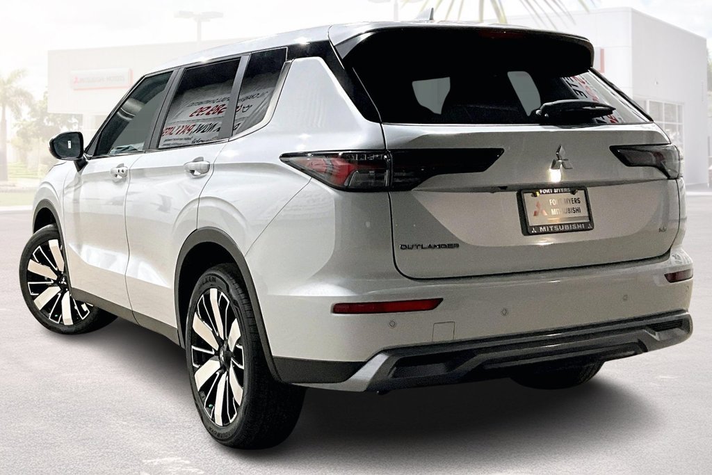 New 2026 Mitsubishi Outlander SE FWD image 3
