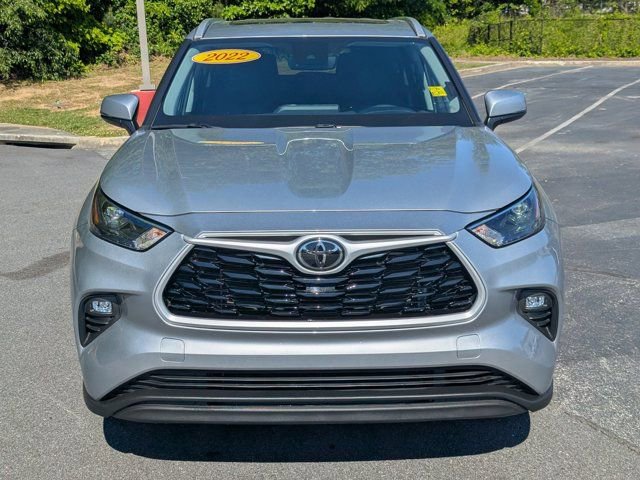 Used 2022 Toyota Highlander XLE AWD/4WD image 2