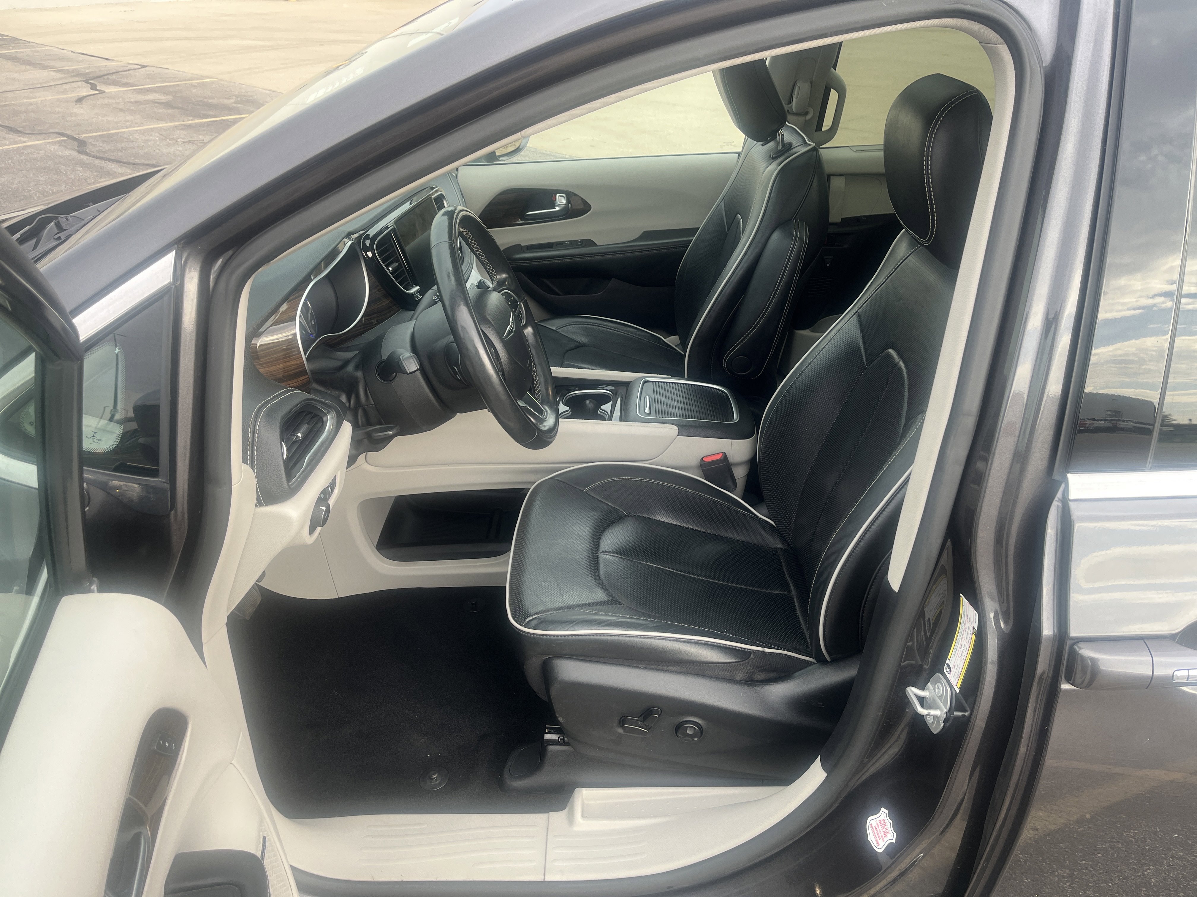 Used 2022 Chrysler Pacifica Limited FWD image 9