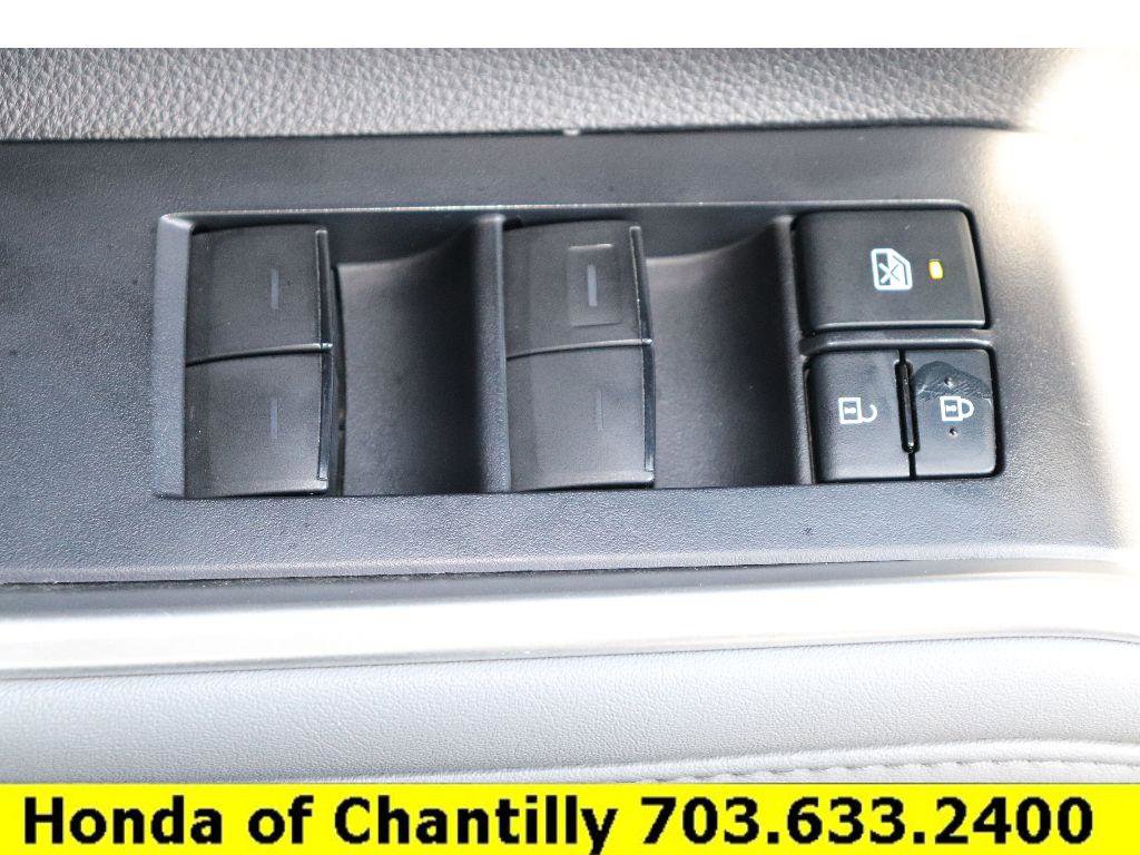 Used 2022 Toyota Highlander LE AWD/4WD image 18
