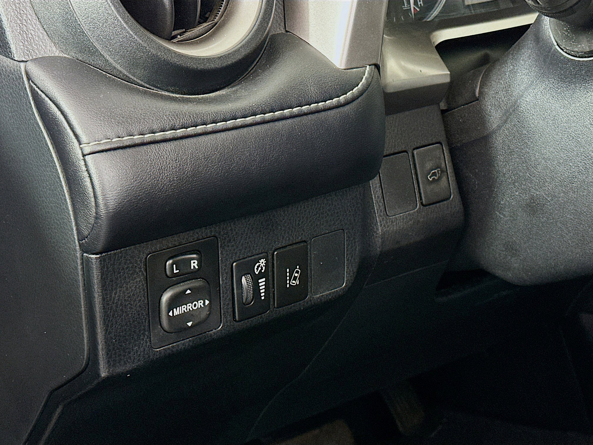 Used 2018 Toyota RAV4 Limited image 17