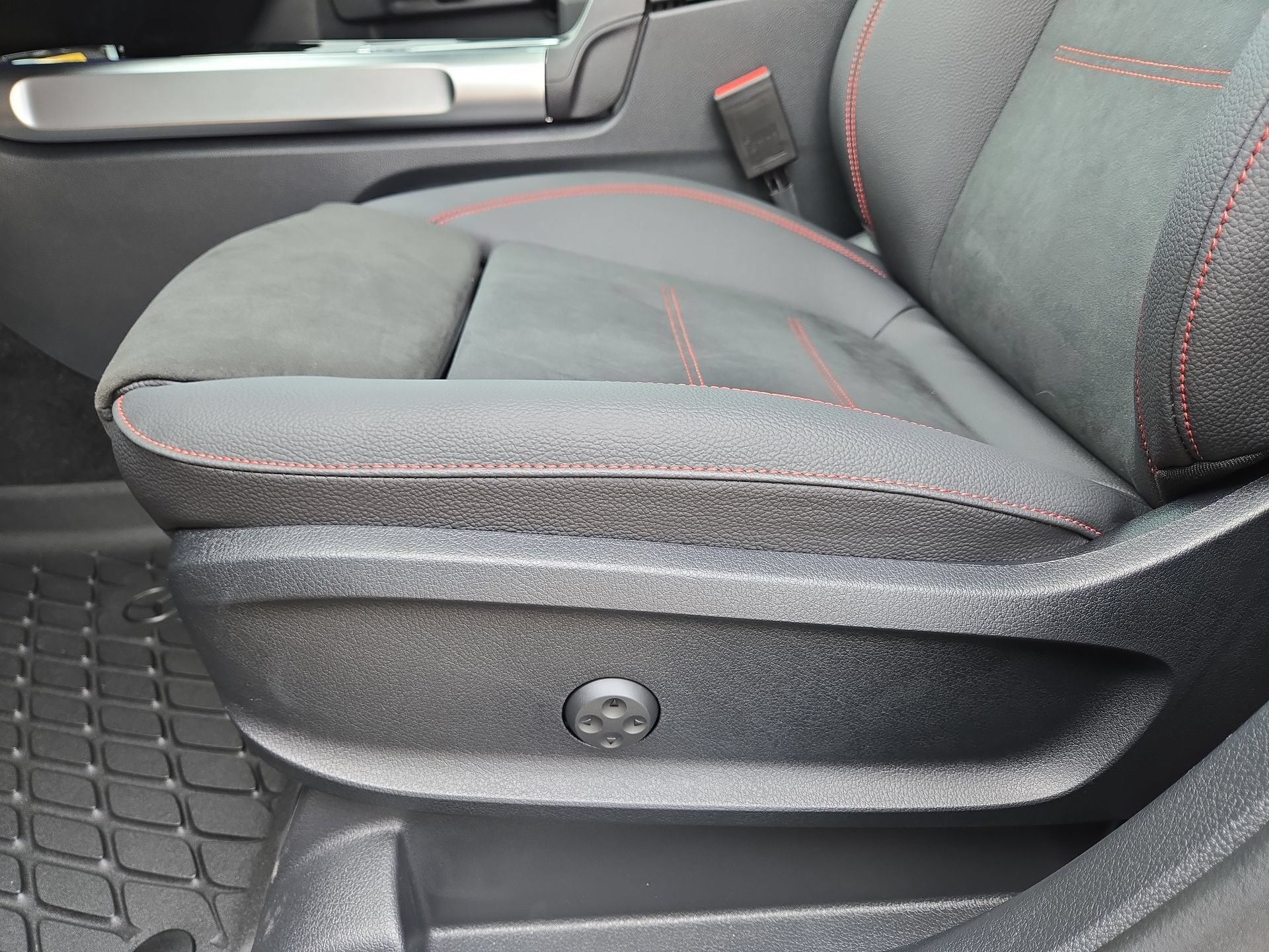 New 2026 Mercedes-Benz GLB 35 AMG 4MATIC image 17