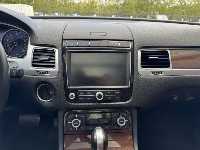 Used 2016 Volkswagen Touareg Sport AWD/4WD image 31