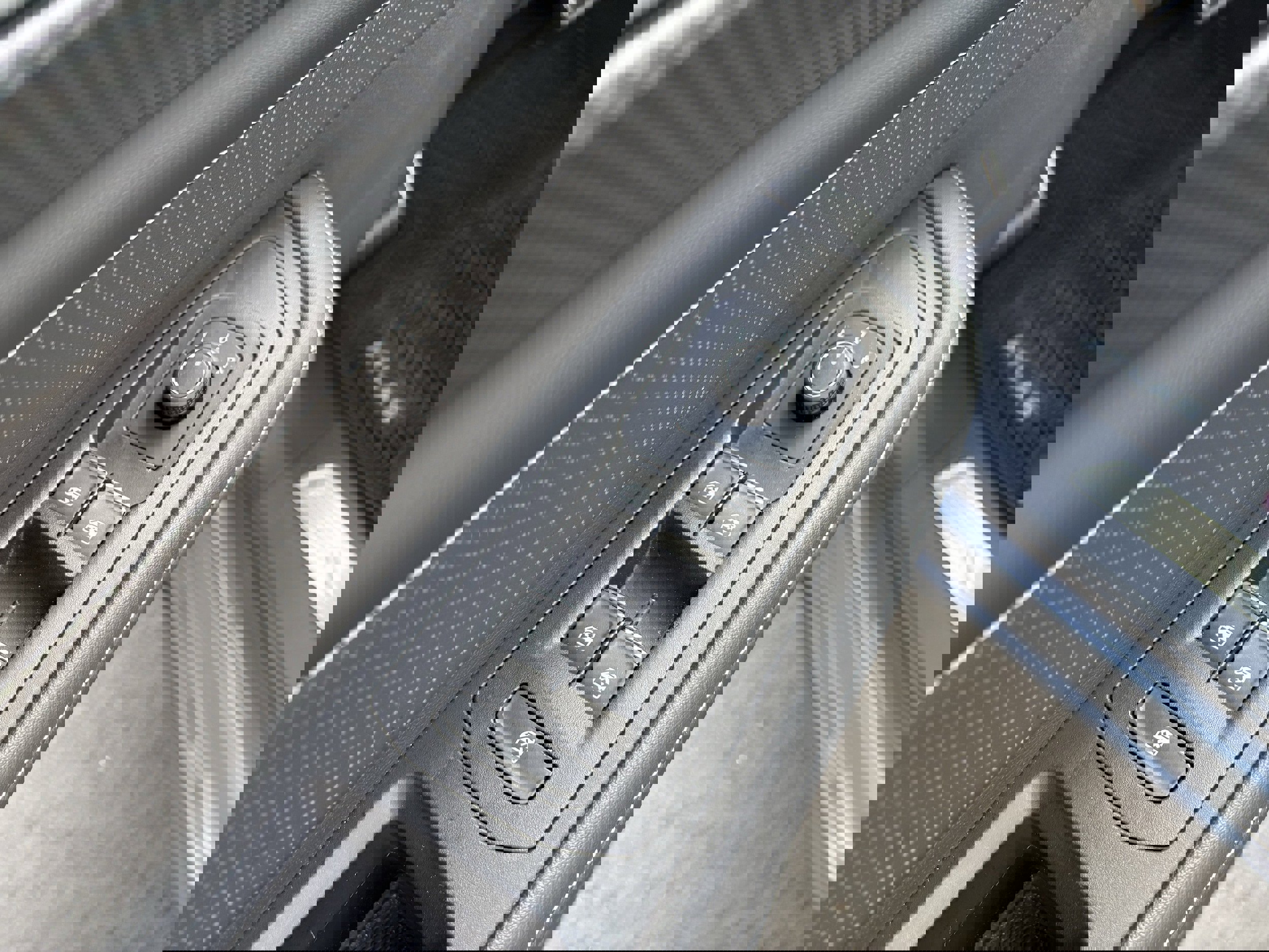 Used 2025 Volkswagen Atlas Cross Sport SEL R-Line image 27