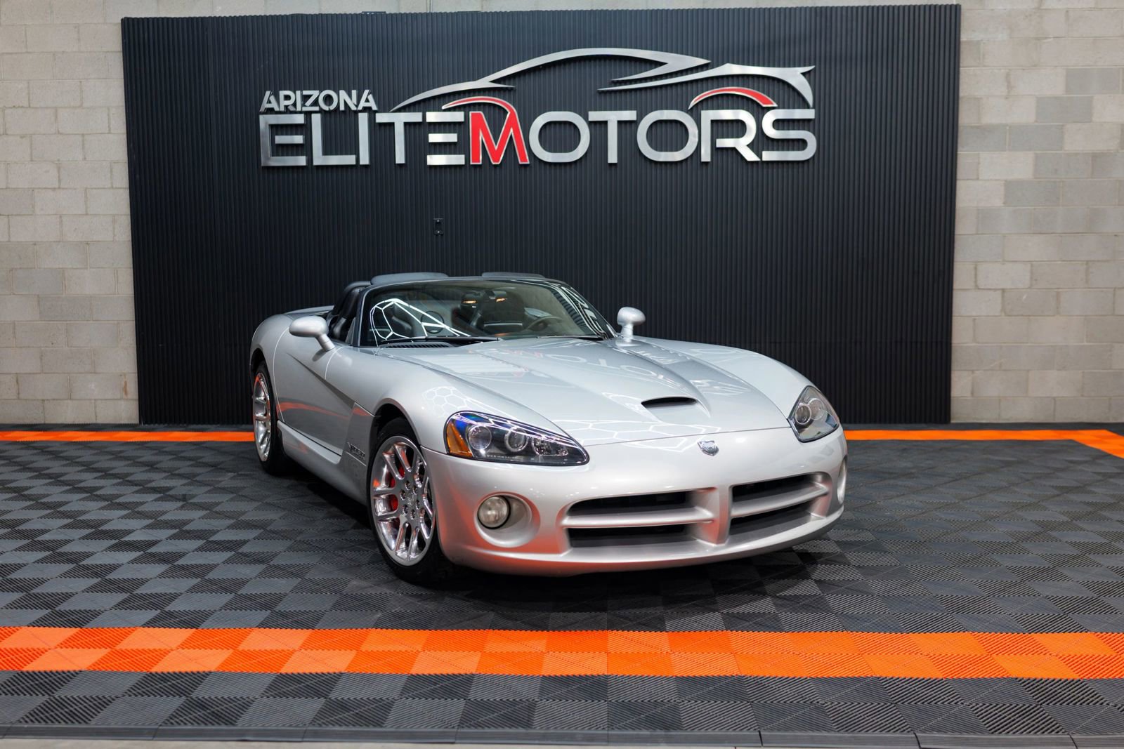 Used 2004 Dodge Viper SRT-10 image 2