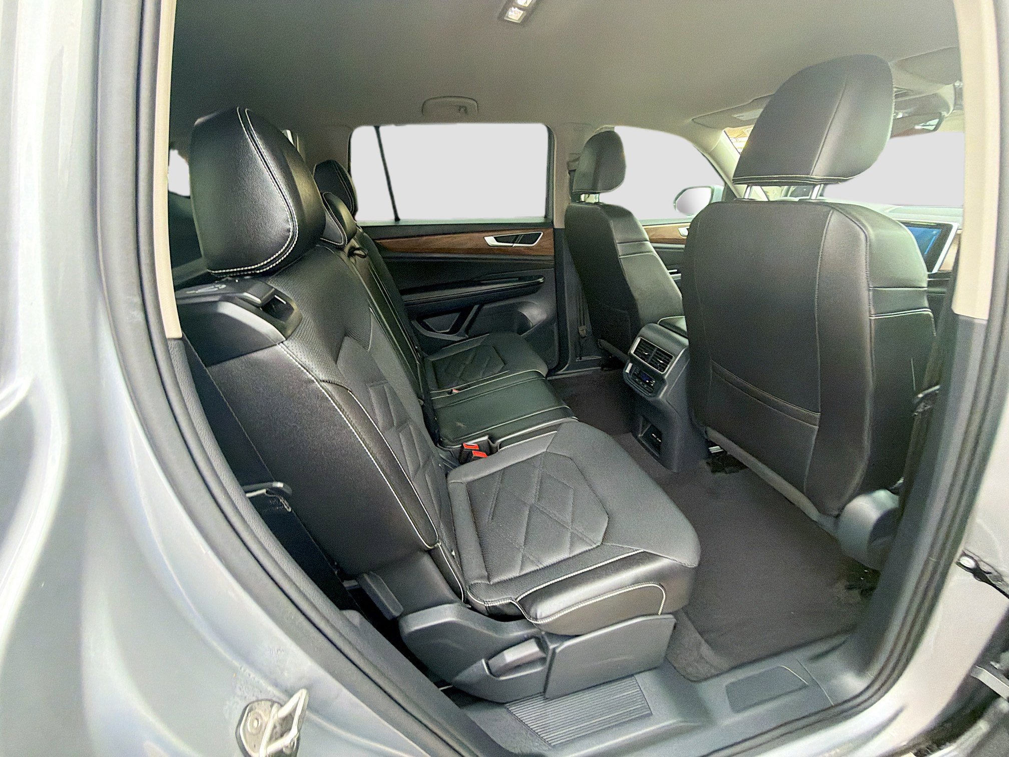 Used 2024 Volkswagen Atlas SE image 28