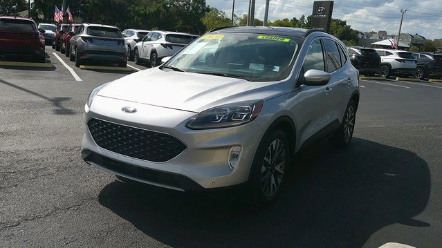 Used 2020 Ford Escape Titanium image 2