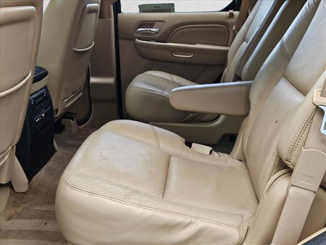 Used 2011 Cadillac Escalade Luxury RWD image 19