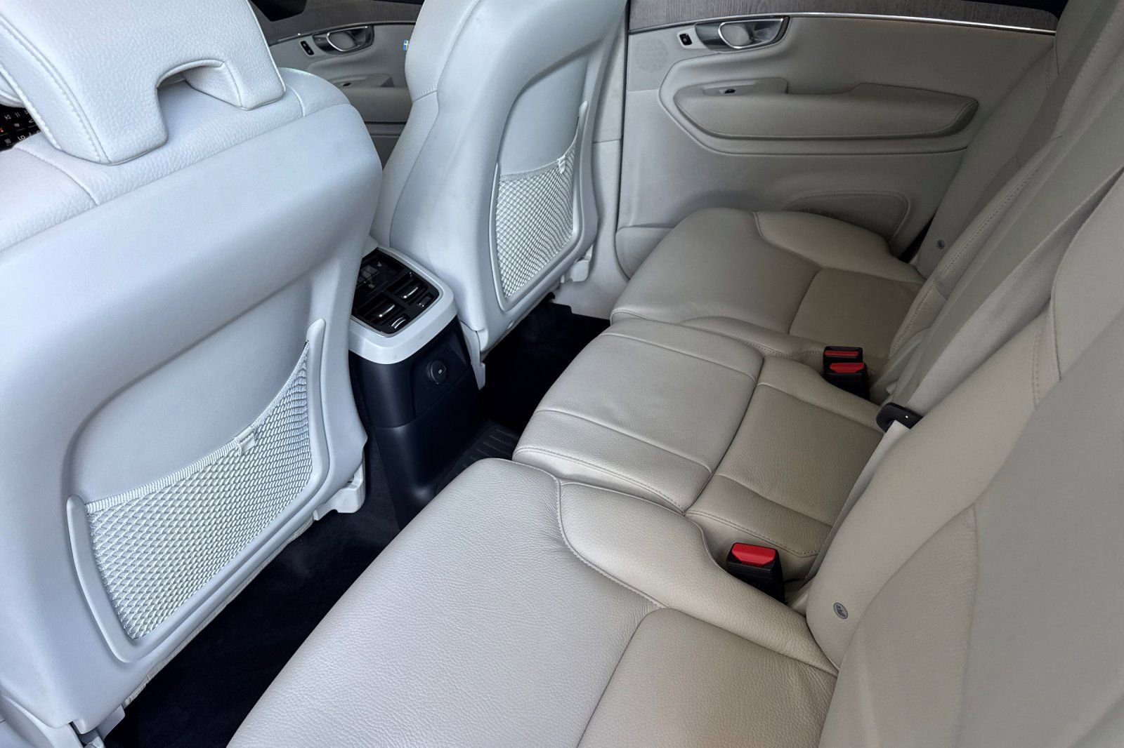 Certified 2024 Volvo XC90 T8 Plus w/ Protection Package Premier image 5