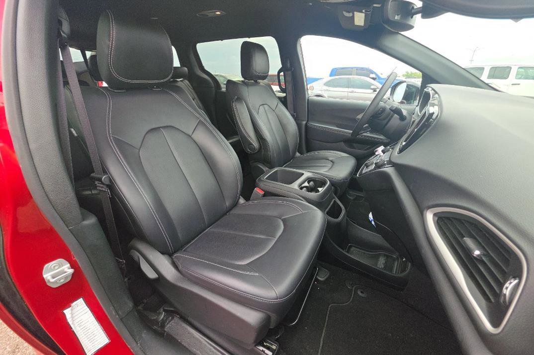 Used 2025 Chrysler Pacifica Select FWD image 5