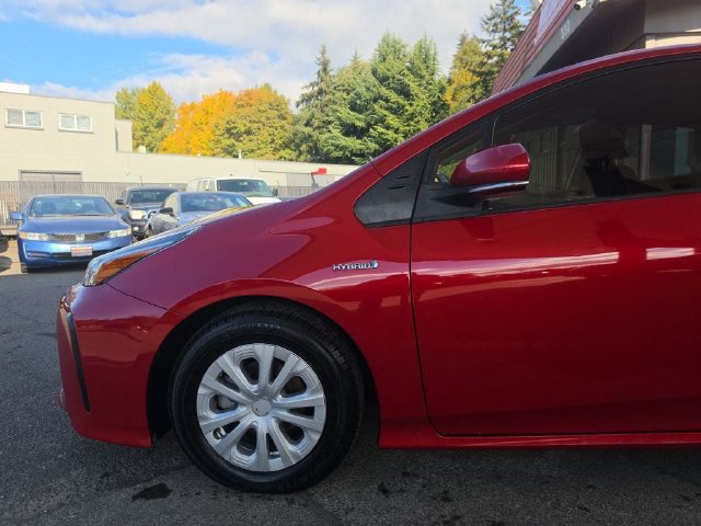 Used 2020 Toyota Prius L Eco w/ Carpet Mat Package FWD image 26