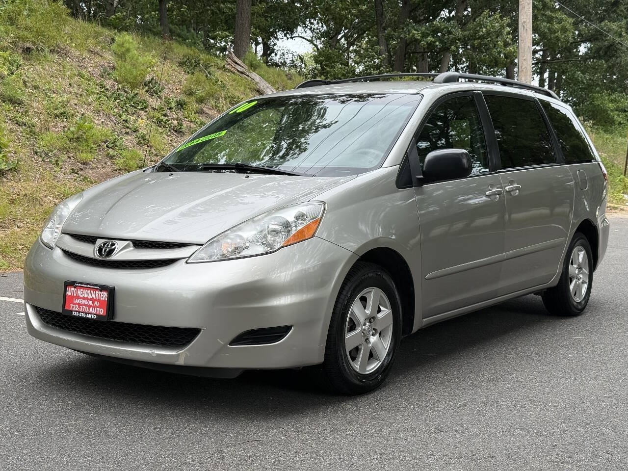 Used 2010 Toyota Sienna LE FWD image 1