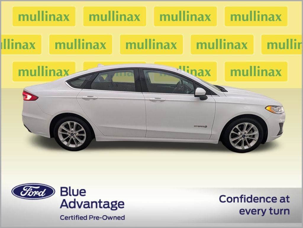 Used 2019 Ford Fusion SE image 2