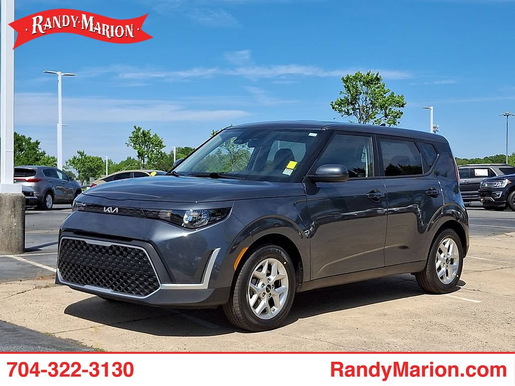 Used 2025 Kia Soul LX w/ LX Technology Package FWD image 1