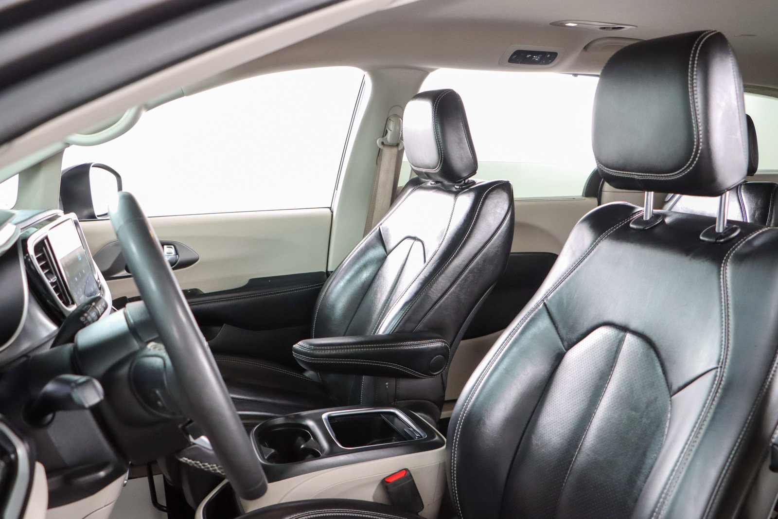 Used 2023 Chrysler Pacifica Touring-L image 23