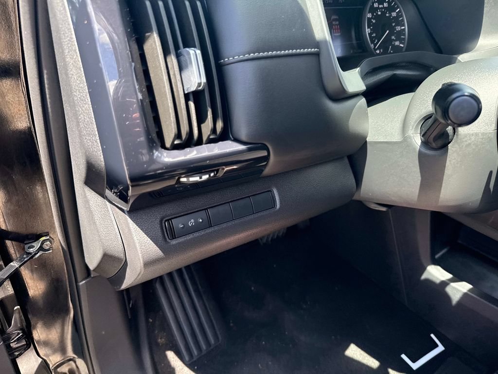 Used 2025 Nissan Pathfinder S AWD/4WD image 21
