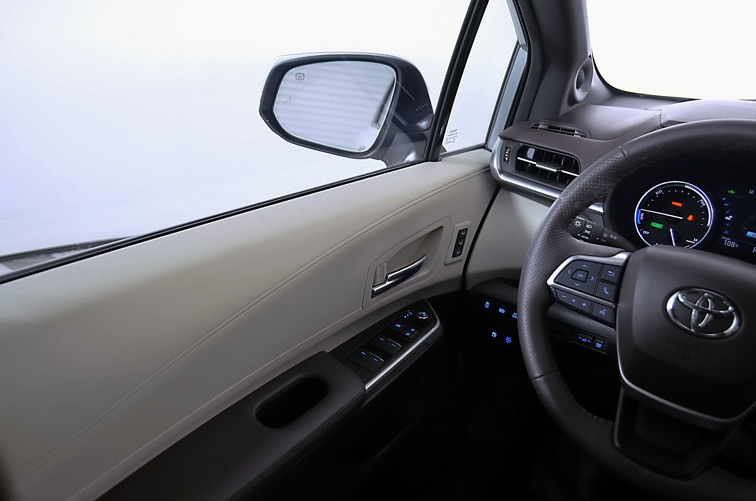 Used 2024 Toyota Sienna Platinum FWD image 25
