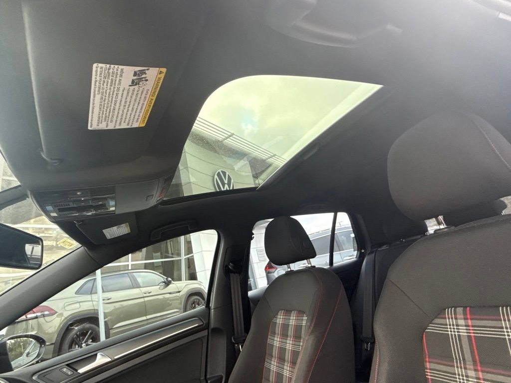 Used 2018 Volkswagen GTI SE FWD image 22