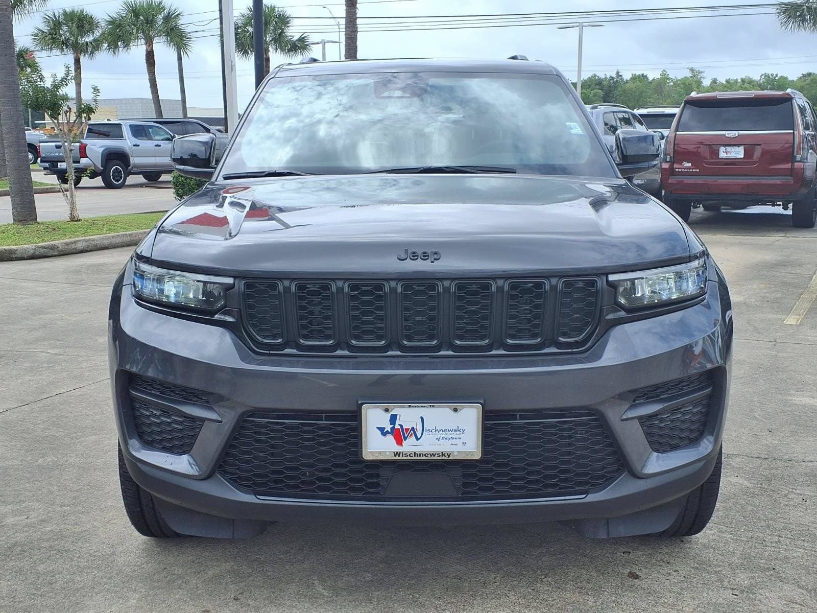 Used 2025 Jeep Grand Cherokee Altitude AWD/4WD image 2